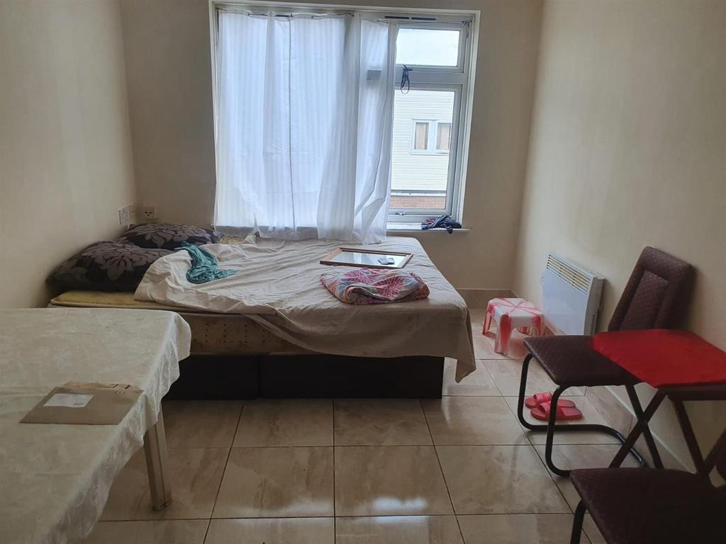 Advertising pictures flat 45 St Clements Court Jul