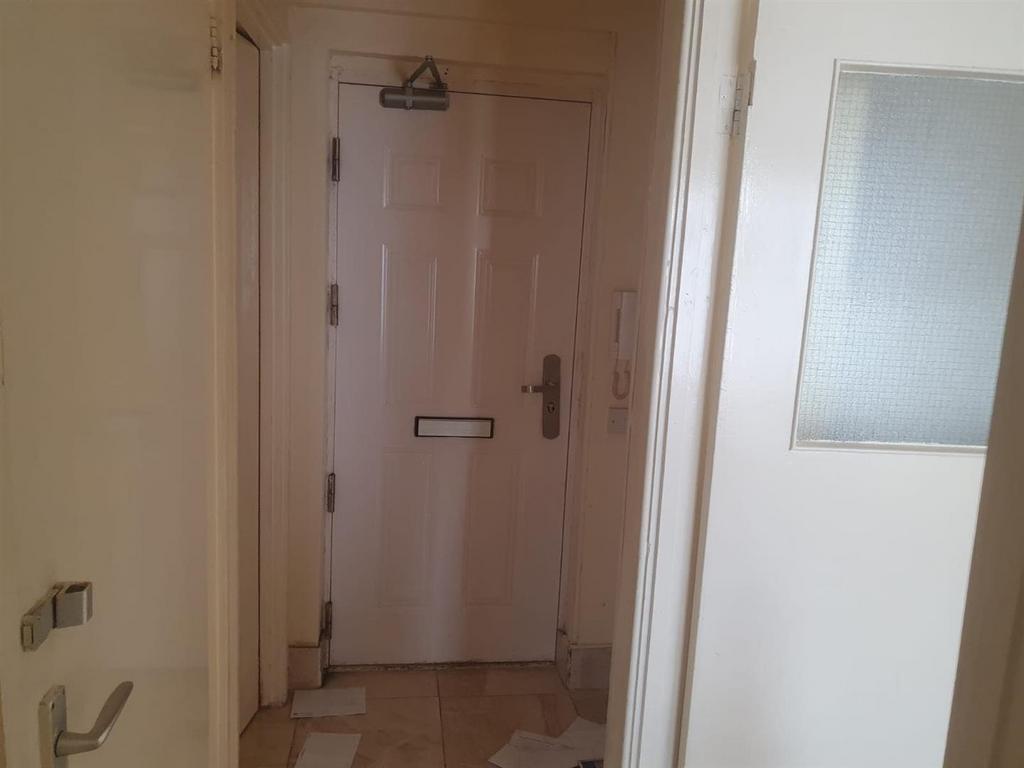 Advertising pictures flat 45 St Clements Court Jul