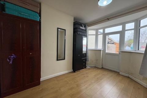 3 bedroom terraced house for sale, Burns Avenue, Southall