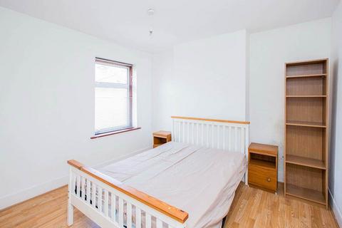 2 bedroom end of terrace house to rent, Esk Road, London E13