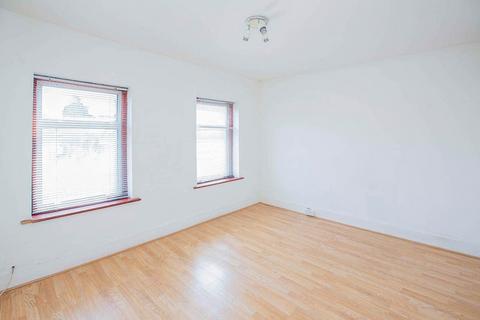 2 bedroom end of terrace house to rent, Esk Road, London E13