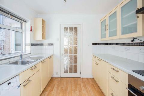 2 bedroom end of terrace house to rent, Esk Road, London E13