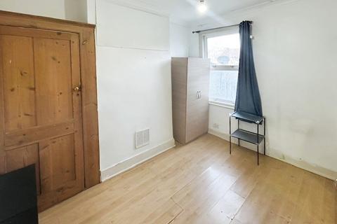 5 bedroom terraced house to rent, Khartoum Road, London E13