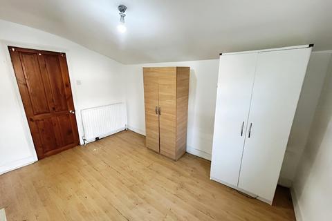 5 bedroom terraced house to rent, Khartoum Road, London E13