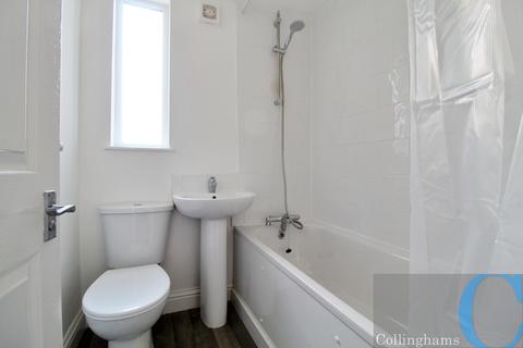 3 bedroom flat to rent, Mantilla Road, London SW17