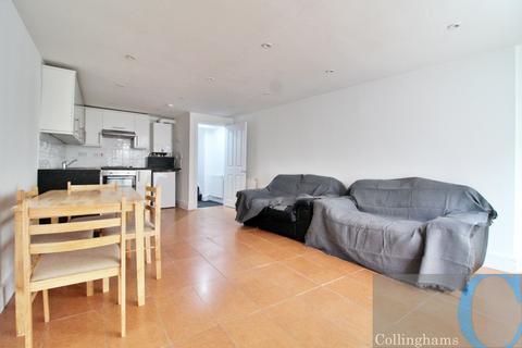 3 bedroom flat to rent, Dafforne Road, London SW17