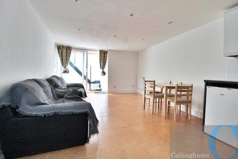 3 bedroom flat to rent, Dafforne Road, London SW17