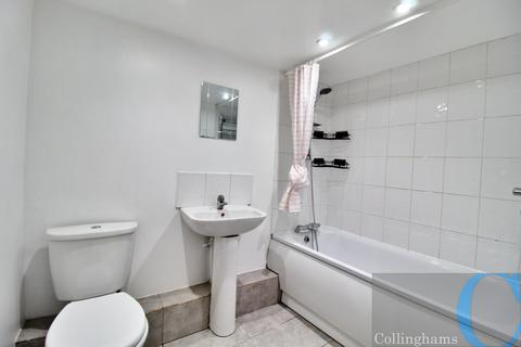 3 bedroom flat to rent, Dafforne Road, London SW17