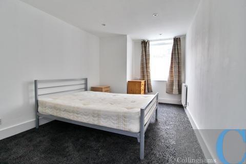 3 bedroom flat to rent, Dafforne Road, London SW17