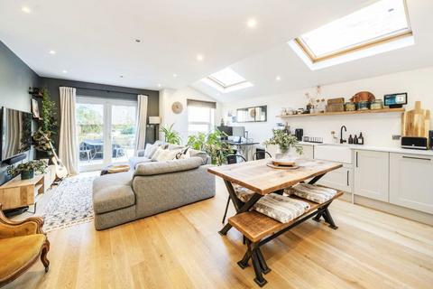 2 bedroom flat for sale, Helix Road, London SW2