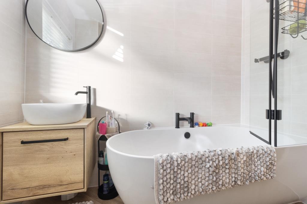Bathroom Photo 2.jpg