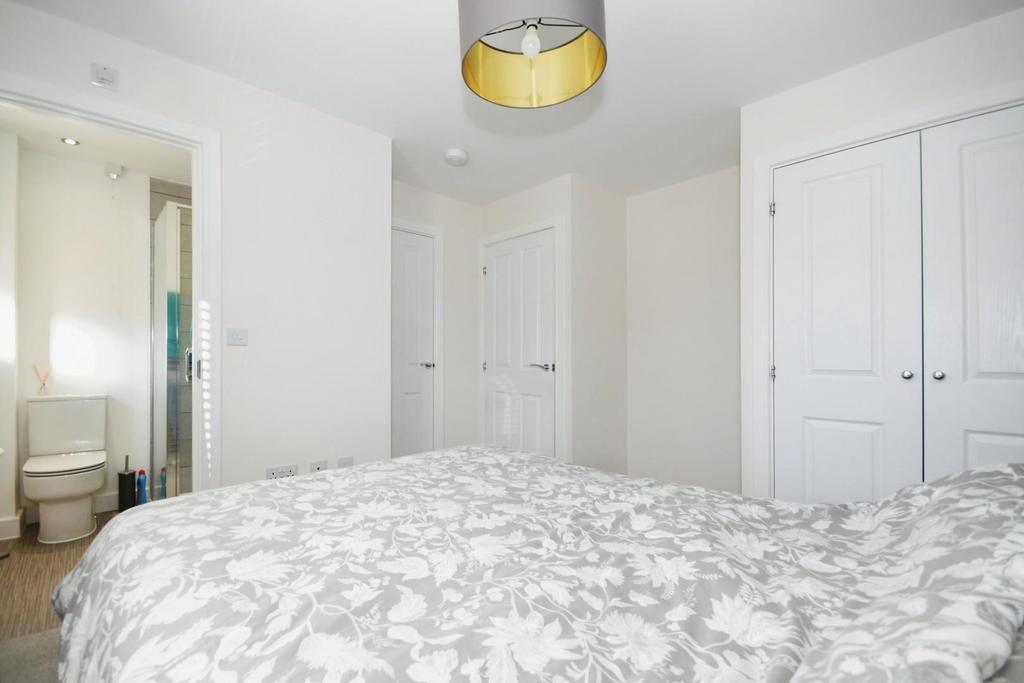 BEDROOM 1 02.jpg