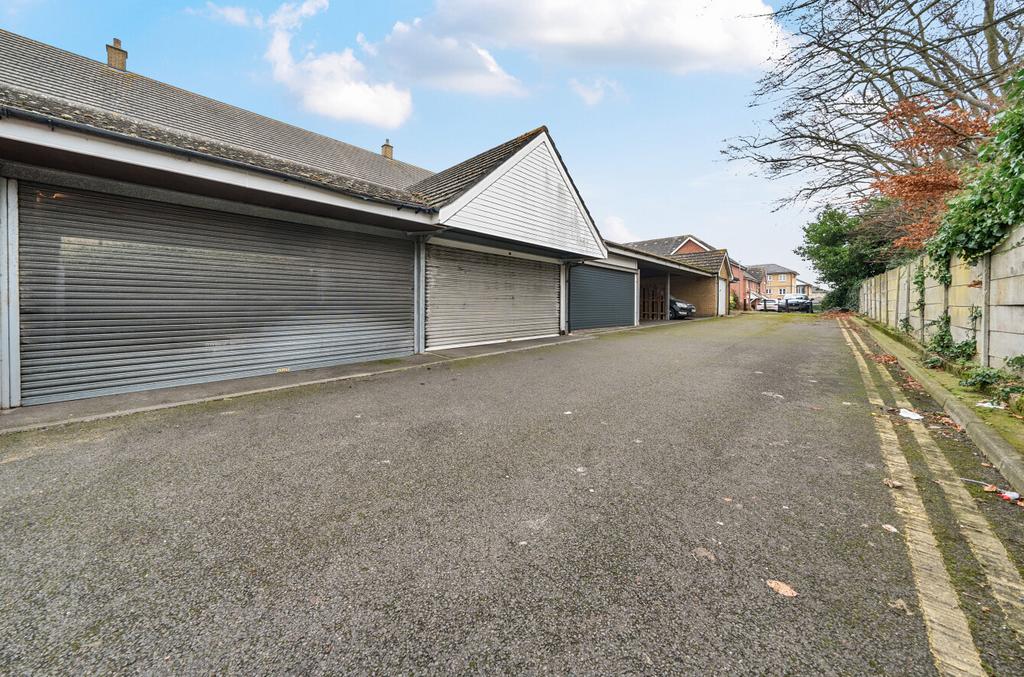 Garage/Carport