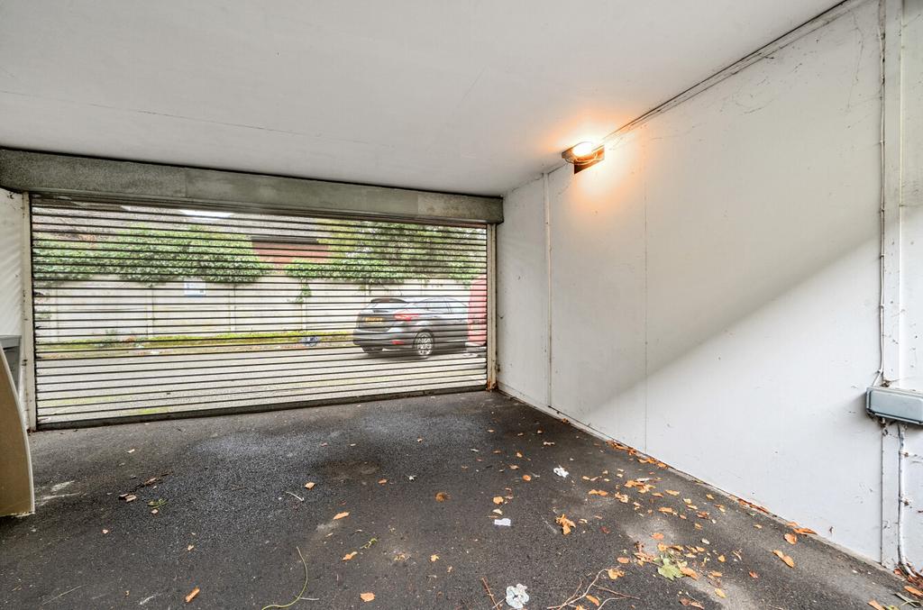 Garage/Carport
