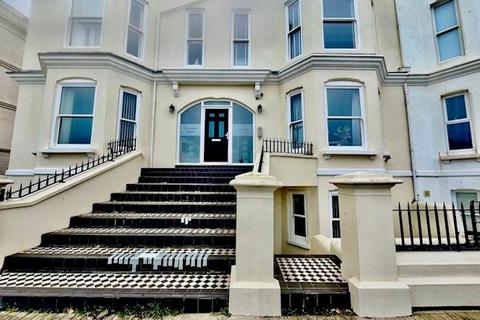 2 bedroom flat to rent, Marine Parade, Worthing