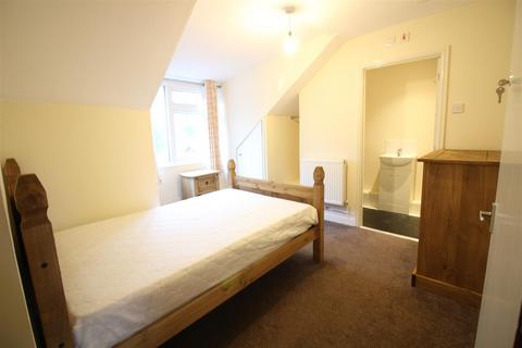 1 bedroom in a house share to rent, York Road, Hampshire GU11