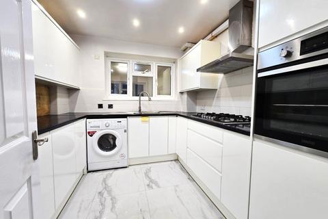 5 bedroom end of terrace house to rent, Crane Close, Dagenham RM10