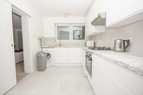 2 bedroom flat to rent, Holders Hill Road, London NW4