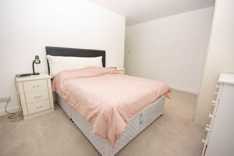 2 bedroom flat to rent, Holders Hill Road, London NW4