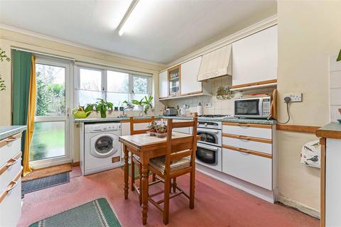 1 Avenue Close, Andover, SP10 3ER