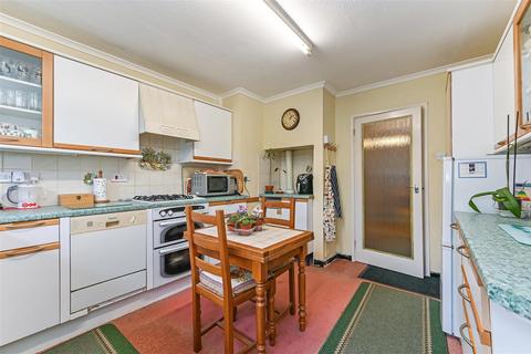 1 Avenue Close, Andover, SP10 3ER