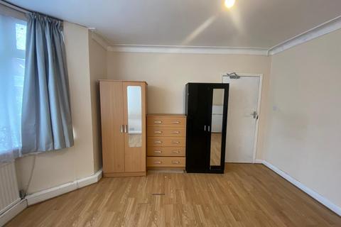 1 bedroom in a house share to rent, The Approach, London W3