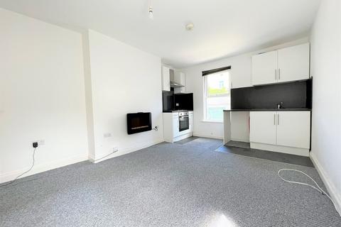 Studio to rent, 53 Connaught Avenue Flat 5