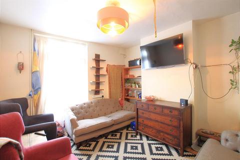 3 bedroom terraced house to rent, Vincent Road, Hounslow TW4