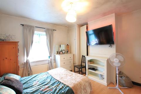 3 bedroom terraced house to rent, Vincent Road, Hounslow TW4