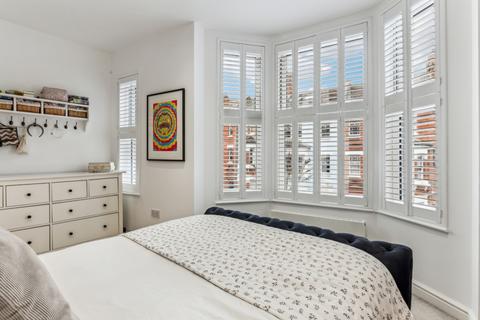 3 bedroom flat for sale, Garfield Road, London, SW11