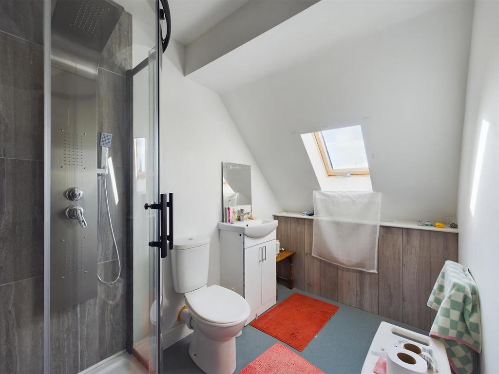 En-Suite Bedroom 2.jpg