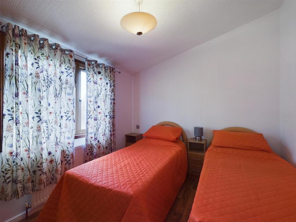 Bedroom 2 - Kingfisher Lodge.jpg