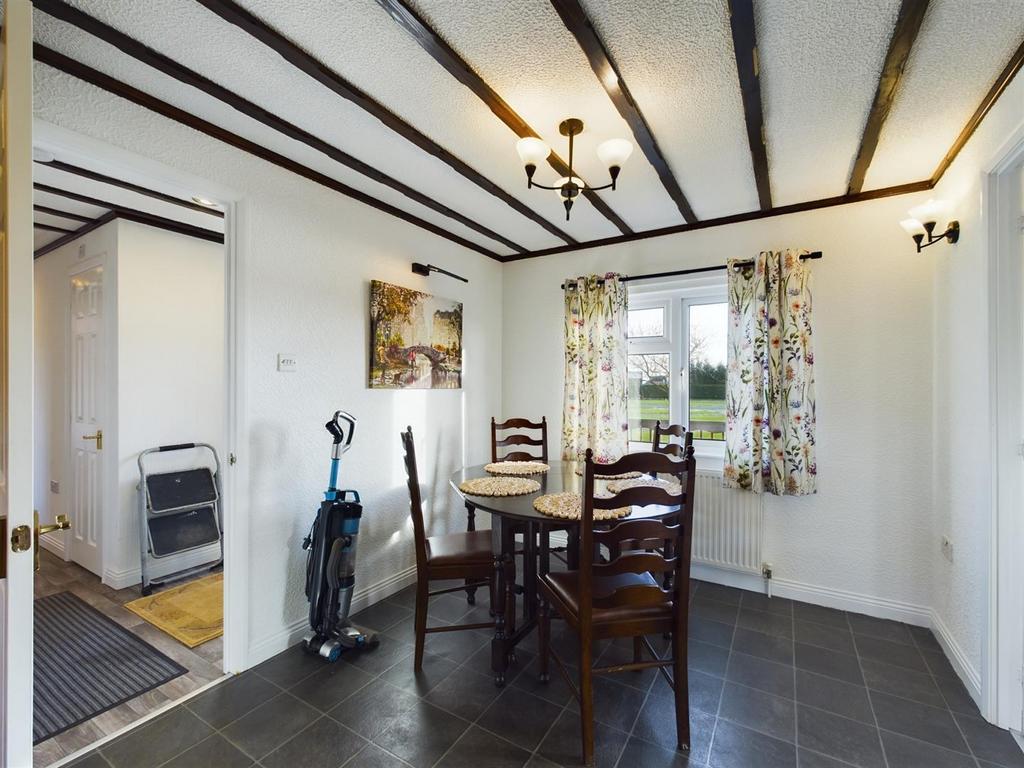 Dining Area - Alpine Lodge.jpg