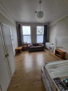 House share to rent, Woodside Road, London