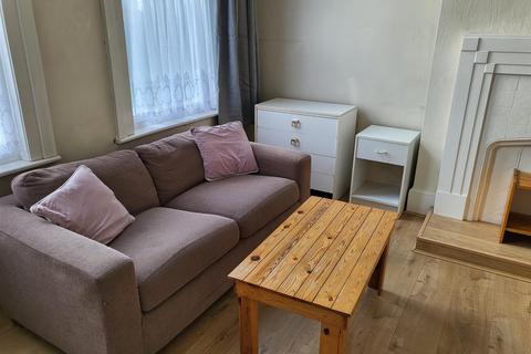 House share to rent, Woodside Road, London