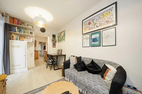 2 bedroom flat to rent, Brownlow Road, London N3