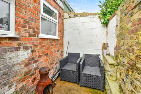 2 bedroom terraced house to rent, Dickson Road Dover CT17