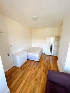 1 bedroom in a house share to rent, Hillcrest Road, London W3