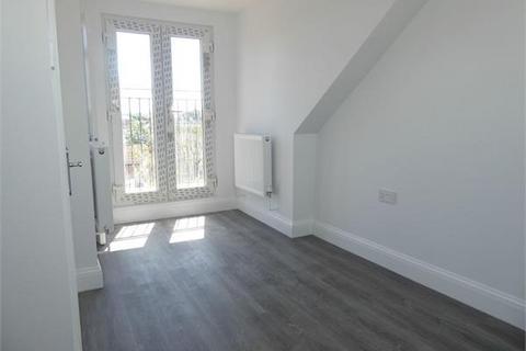 2 bedroom flat to rent, Balfour Road, London