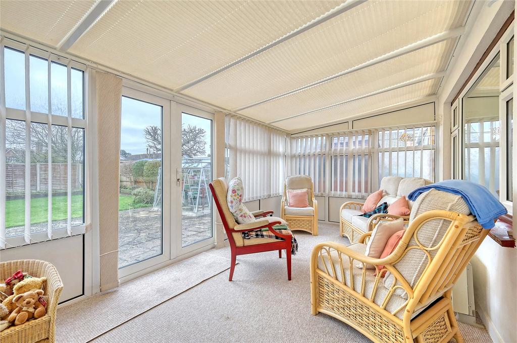 Chelsworth Crescent, Thorpe Bay... 3 bed bungalow for sale - £500,000
