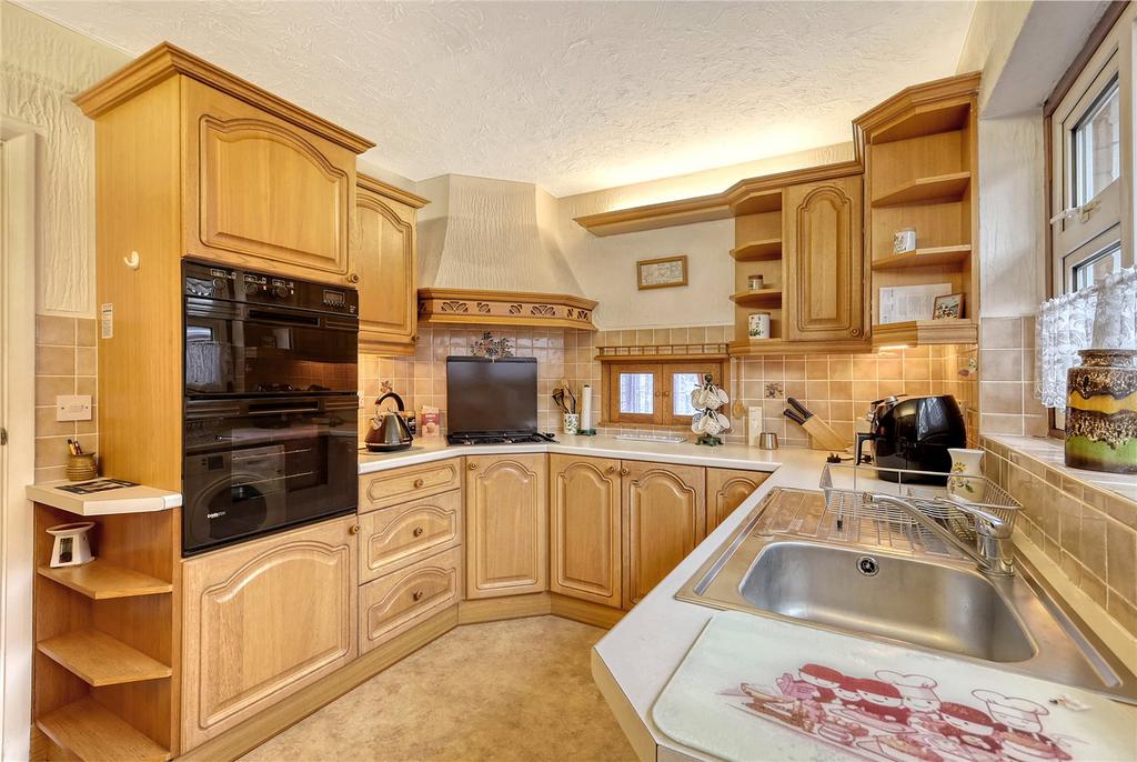 Chelsworth Crescent, Thorpe Bay... 3 bed bungalow for sale - £500,000