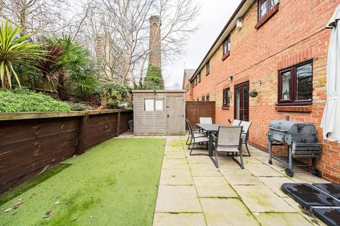 35 Athol Square, London, E14 0NP