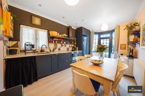 18 Victoria Avenue, London, E6 1EY