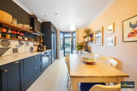 18 Victoria Avenue, London, E6 1EY