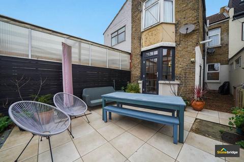 18 Victoria Avenue, London, E6 1EY