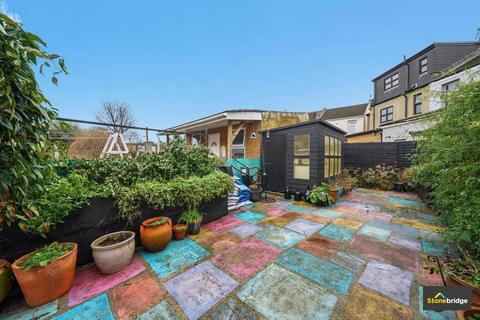 18 Victoria Avenue, London, E6 1EY
