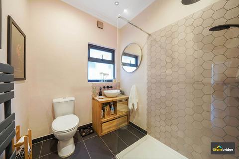 18 Victoria Avenue, London, E6 1EY