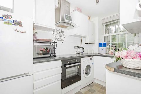 2 bedroom flat to rent, Emlyn Gardens, London W12