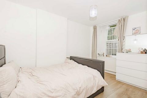 2 bedroom flat to rent, Emlyn Gardens, London W12