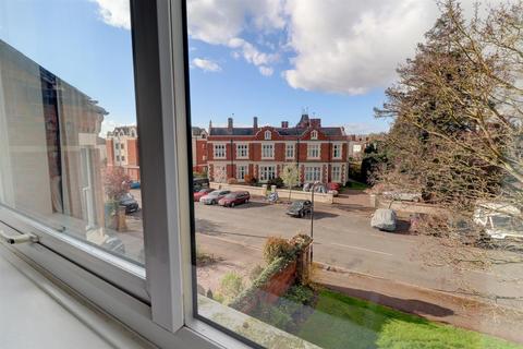 2 bedroom flat to rent, Russell Terrace, Leamington Spa